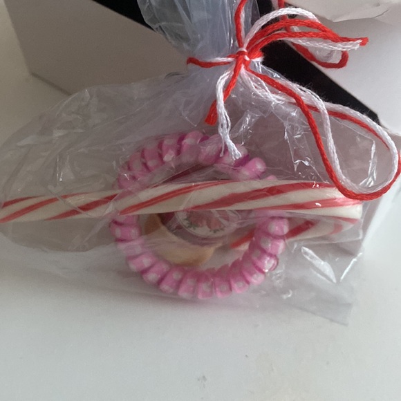 Scrub with candy and bracelet bundle! - Picture 2 of 3